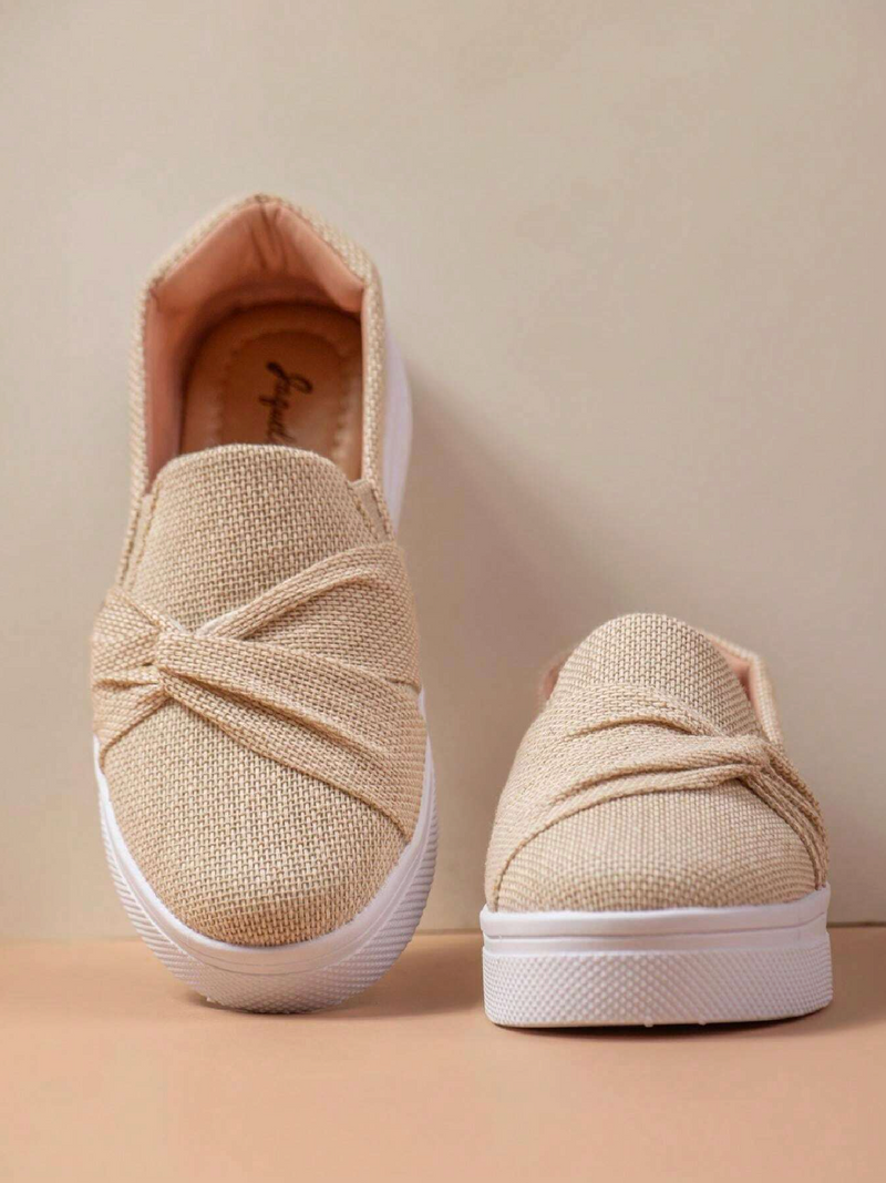 Calçado feminino com detalhe transpassado