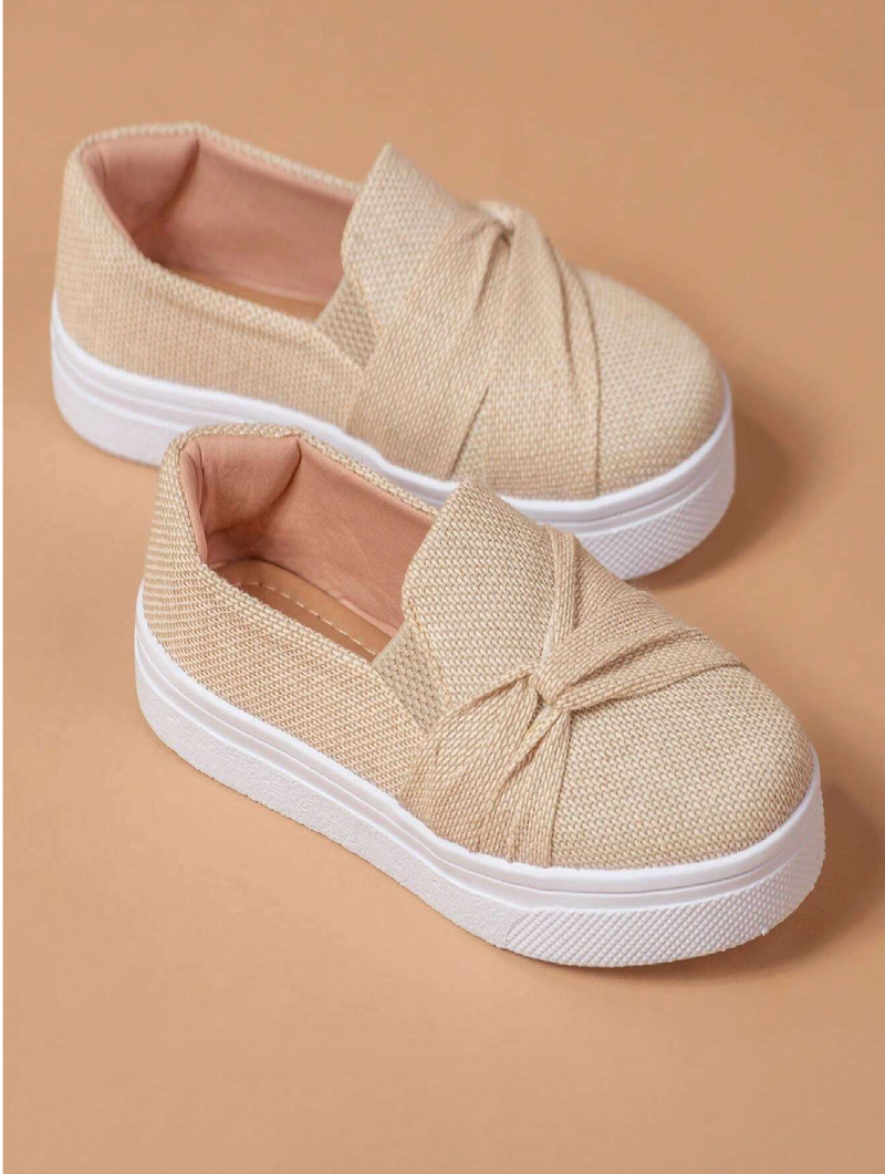 Calçado feminino com detalhe transpassado