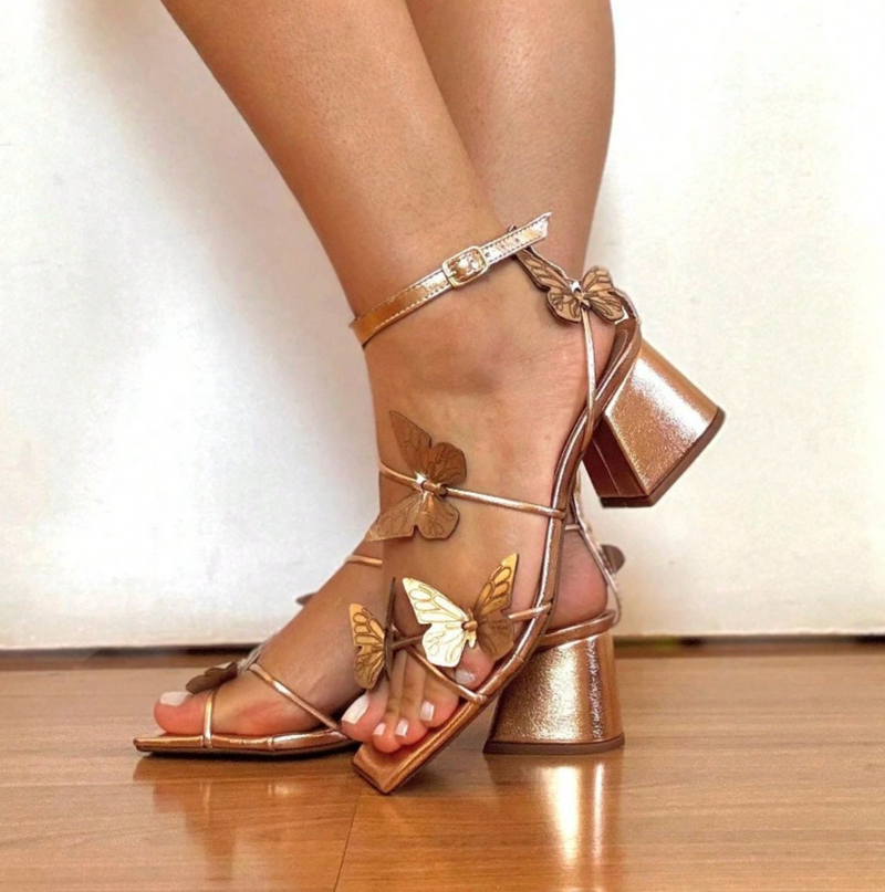 Sandália aplicação borboleta