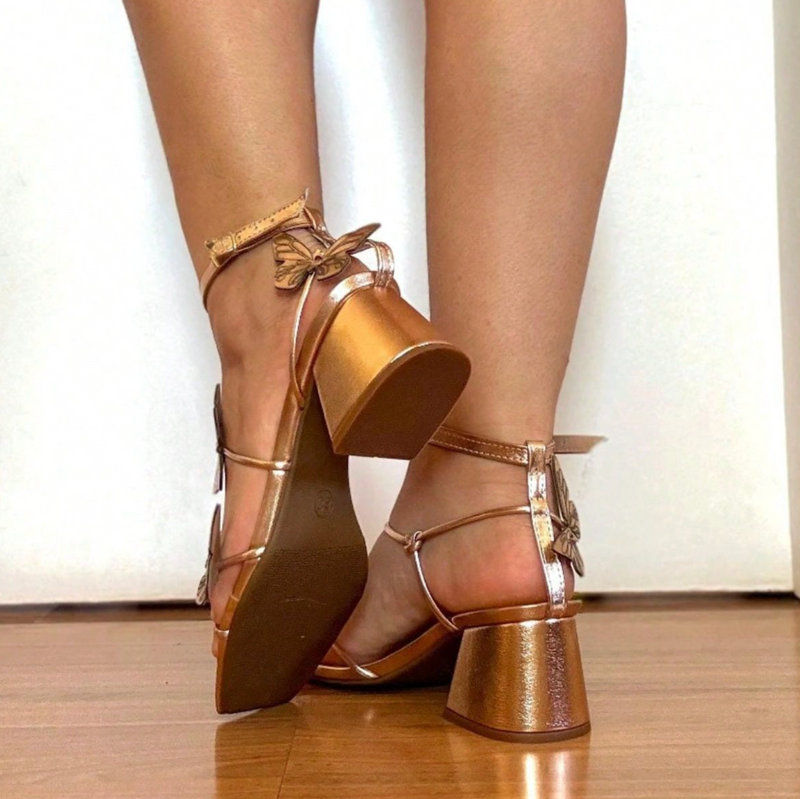 Sandália aplicação borboleta