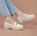 Mocassim Feminino detalhe correntaria