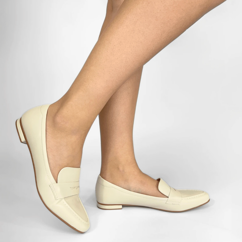 Mocassim Feminino detalhe correntaria