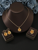 KIT | Colar Pingente de Flor Dourado, Brincos