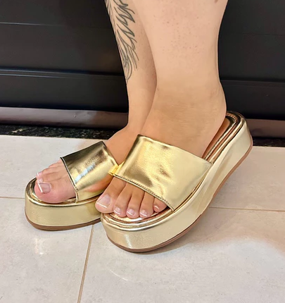 Sandália metalizada